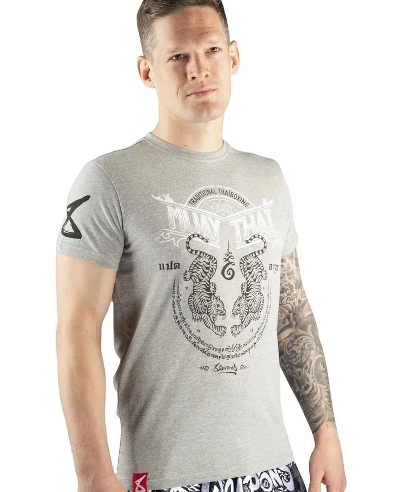 8 Weapons T Shirt Sak Yant Tigers Grijs Wit - Image 2