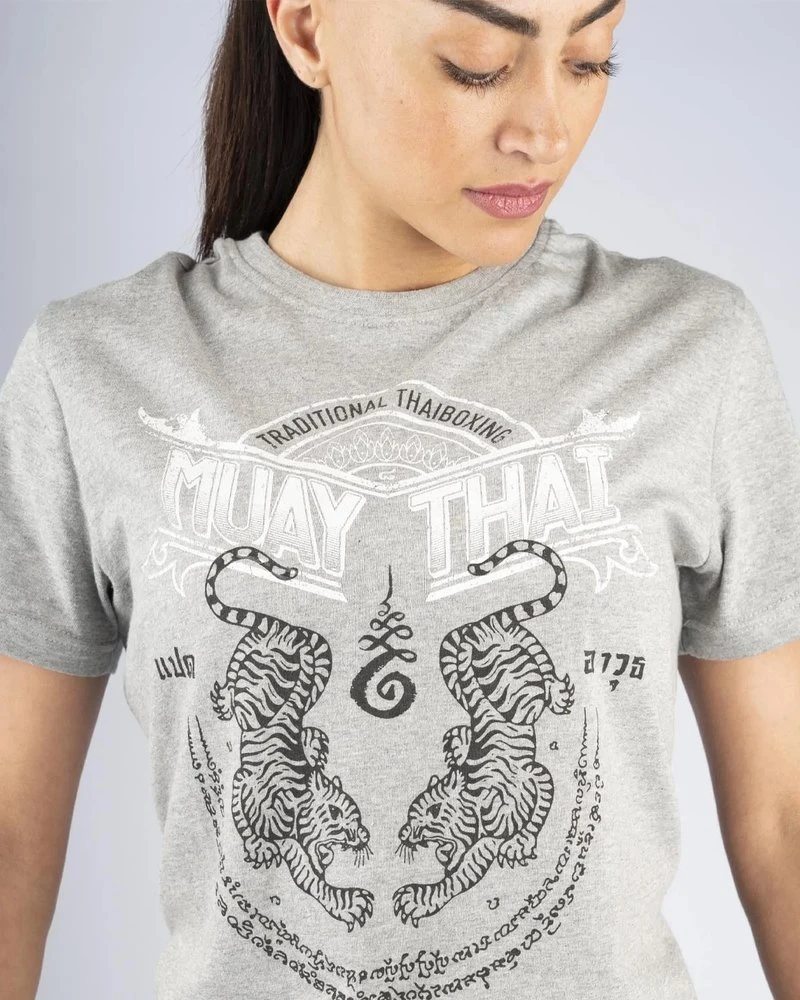 8 Weapons T Shirt Sak Yant Tigers Grijs Wit - Image 4