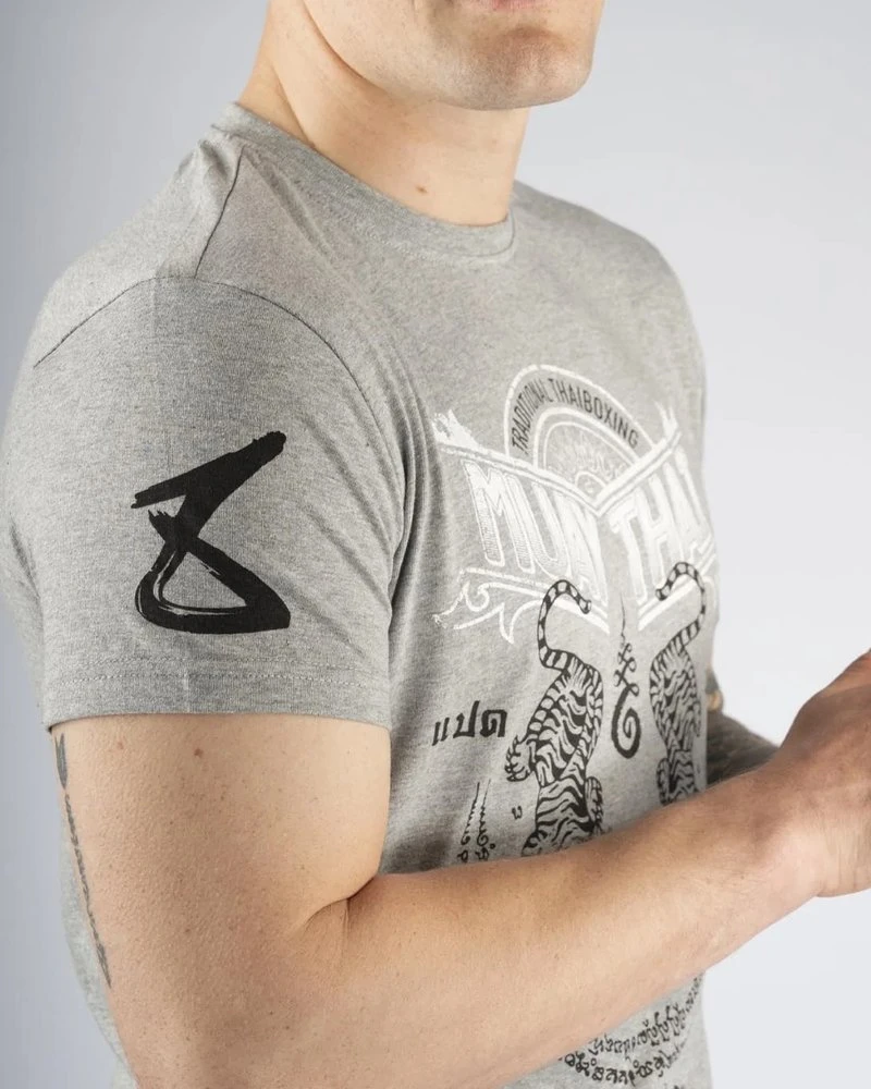 8 Weapons T Shirt Sak Yant Tigers Grijs Wit - Image 8