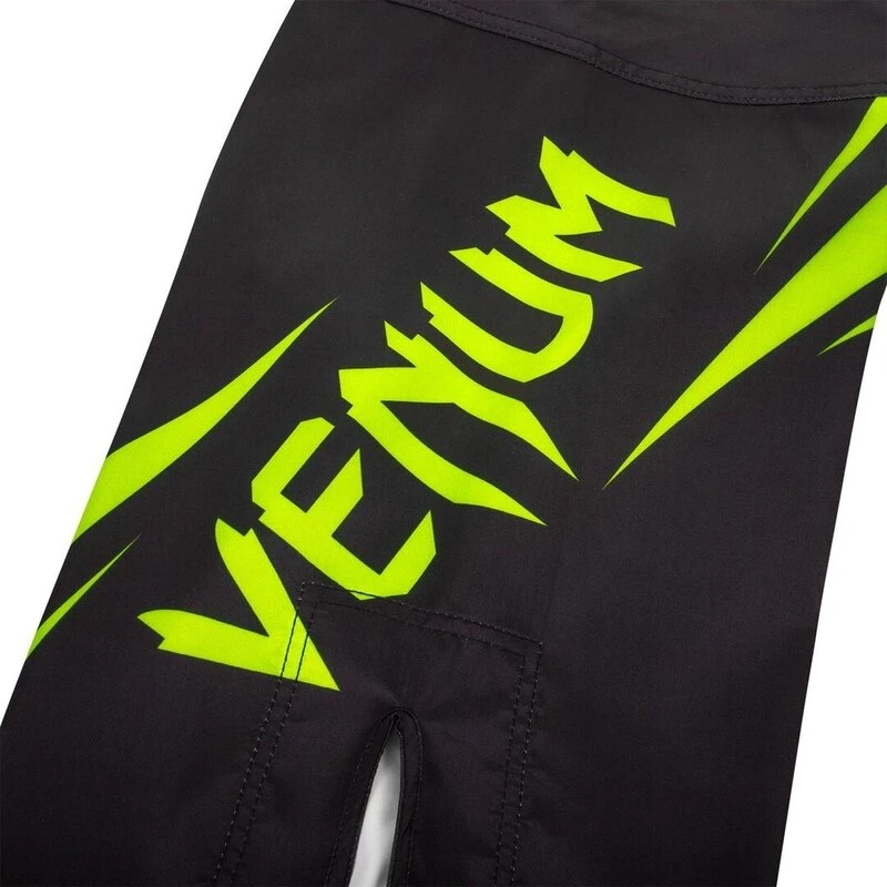 Venum Challenger Fightshort Zwart Neo Geel - Image 3